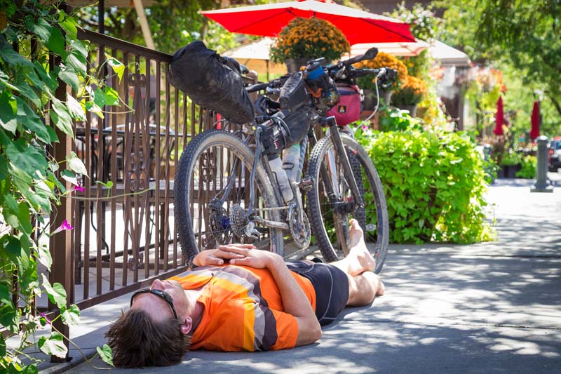2015-after-riding-the-enitire-course-in-just-over-two-days-an-exhausted-and-sleep-deprived-rider-sleeps-on-the-sidewalk-of-the-start-and-finish